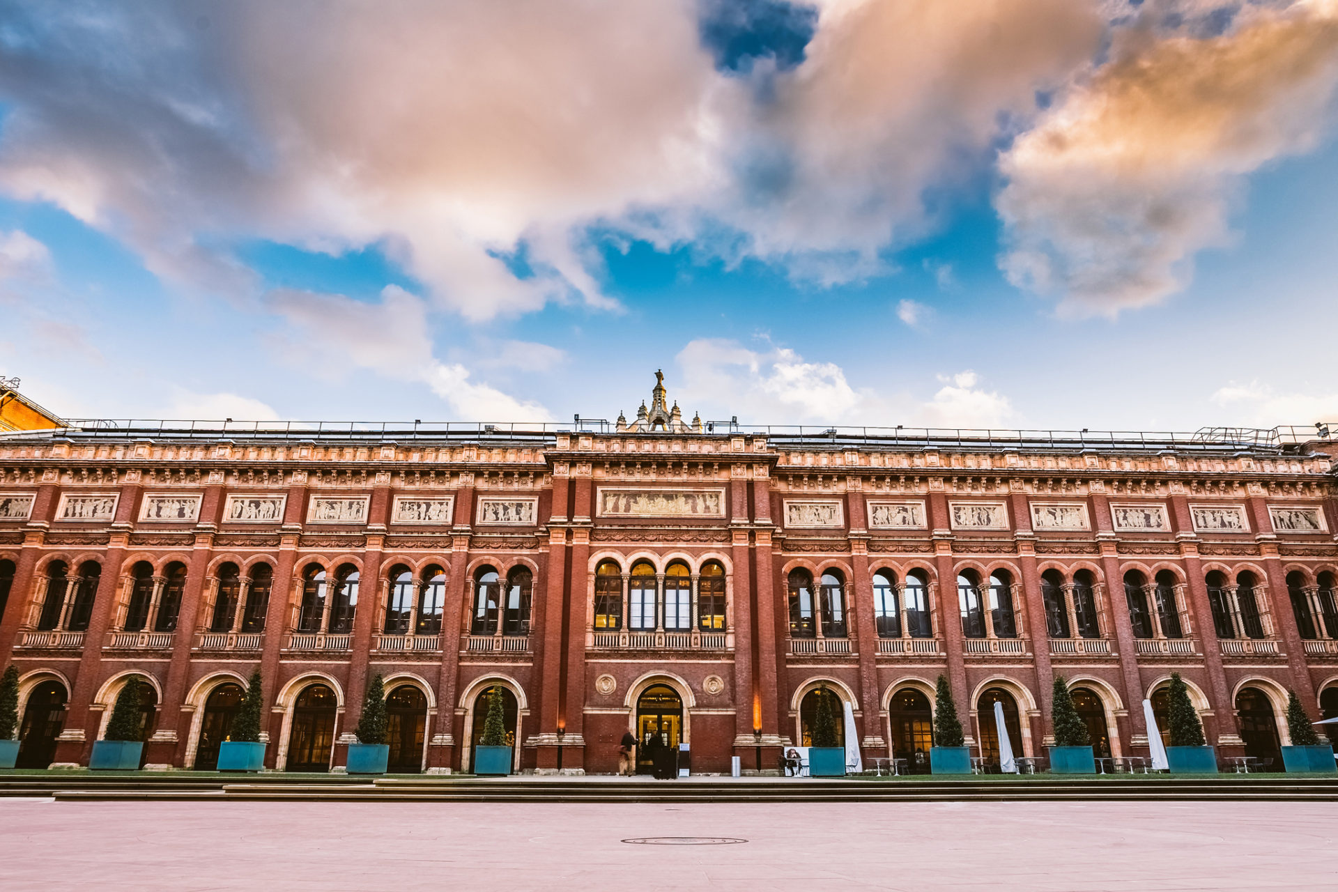 Victoria albert museum restaurant hi-res stock photography and